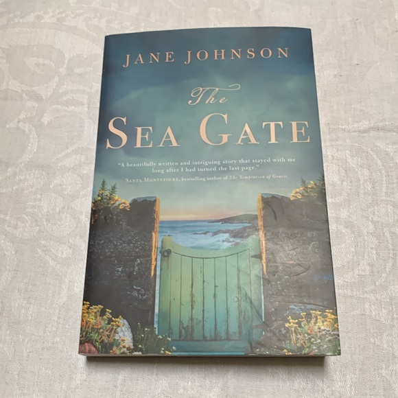 2 books: Toujours Provence- 241 pages about south of France. The Sea Gate 👍🏽 - Picture 5 of 6